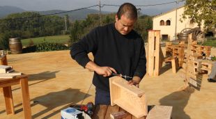 Un dels treballadors dins del projecte Territoris Singulars elaborant feines de fusteria