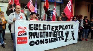 Part de la plantilla i el comitè d'empresa d'Eulen han fet un esmorzar reivindicatiu i s'han concentrat davant la seu de l'empresa