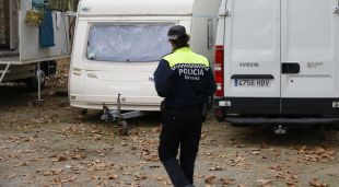Una agent de la Policia Municipal de Girona passejant per La Devesa per inspeccionar si totes les caravanes aparcades estan autoritzades