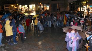 Els manifestants a la seu de la Generalitat a Girona