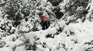 Un membre dels equips de recerca que buscaven els dos excursionistes desapareguts