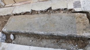 Detall de la llinda retirada a Santa Eugènia de Girona