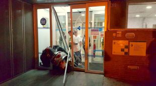 La moto després d'encastar-se contra l'entrada del CAP