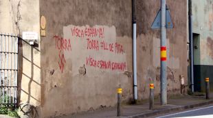 Algunes de les pintades que han aparegut en diverses façanes de Verges