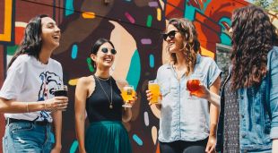 Un grup de joves consumint alcohol