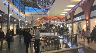 Interior del centre comercial Espai Gironès en una imatge d'arxiu