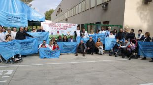 La trentena de famílies que s'han concentrat per demanar un nou centre d'educació especial a la Selva