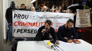 Pla general de la concentració antiracista a l'estació de Renfe amb els dos oradors en primer terme aquesta tarda