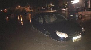 El desbordament de la riera Gotarra a Llagostera ha inundat diversos carrers