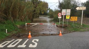 Una carretera secundària a l'entorn de Peralada tallada