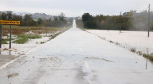Una carretera completament inundada pel desbordament del riu Daró