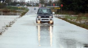 Una carretera completament inundada pel desbordament del riu Daró