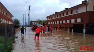 Els Bombers rescatant els veïns del carrer aduana