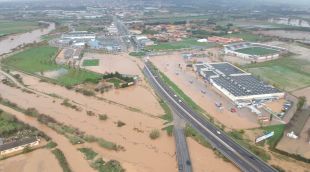 Vista aèria del Manol desbordat a Vilatenim, un nucli adscrit a Figueres