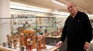 El director del Museu del Joguet, Josep Maria Joan i Rosa, mostrant una de les col·leccions que s'exposen a la segona planta