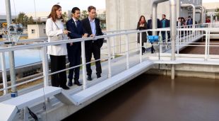 El conseller de Territori, Damià Calvet, i l'alcalde de Figueres, Jordi Masquef, visitant la depuradora