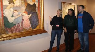 Els dos comissaris acompanyats de la directora del Museu d'Art de Girona, Carme Clusellas, a la mostra dedicada a Mela Muter