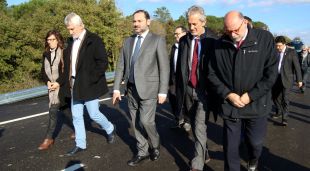 El ministre de Foment, José Luis Ábalos, al centre, durant l'acte d'inauguració del tram de l'A-2 entre Sils i Maçanet