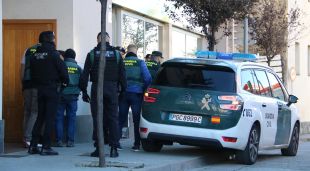 Diversos efectius policials en un bloc del carrer del Pont a la Jonquera aquest matí