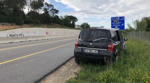 Un vehicle abandonat al marge d'una sortida de l'autopista a Vilademuls