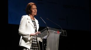 L'alcaldessa de Girona, Marta Madrenas, durant la conferència 'Model Girona' que ha pronunciat aquest vespre