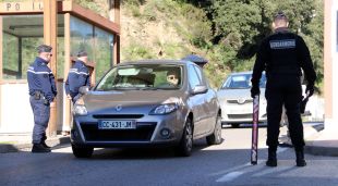 Agents de la Gendarmeria fent un control al Pertús, aquest matí