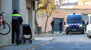 Agents de la Guàrdia Urbana i de l'ARRO dels Mossos al dispositiu del barri de Sant Joan de FIgueres aquest matí