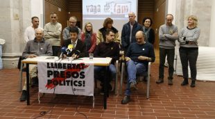 Els professors i treballadors de la Universitat de Girona (UdG) presentant el dejuni col·lectiu