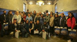 Marta Madrenas i Eva Palau amb un grup de nouvinguts