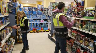 Dos agents inspeccionant una de les botigues de la ciutat