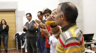 Un dels participants en el dejuni solidari bevent un got de suc per posar fi al dejuni