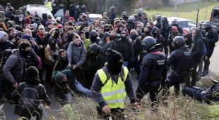 Els Mossos d'Esquadra desallotjant els manifestants que tallaven l'AP-7 a Girona