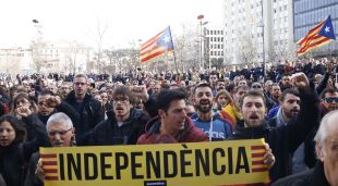 Els manifestants davant la subdeletació del govern espanyol
