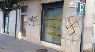 Una esvàstica pintada a la façana de l'Ajuntament de Sarrià de Ter