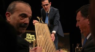 Treballadors de Loteries i Apostes de l'Estat, preparant les boles de la Rifa de Nadal