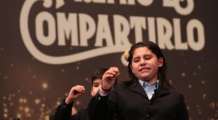 Dos nens de Sant Ildefons, cantant el primer cinquè premi