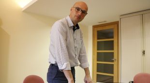 L'alcalde de Camprodon, Xavier Sala, amb el projecte de la torre de telecomunicacions damunt la taula (arxiu)