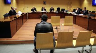 D'esquenes, l'acusat d'abusar sexualment del nebot a Palamós i Calonge durant el judici aquest matí