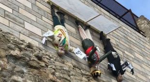 Les figures, abans de ser despenjades