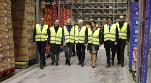 Visita de la directora general d'Indústria i altres representants del govern català a la fàbrica gironina de Frit Ravich