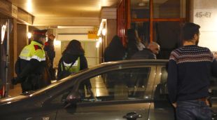 El moment de l'arribada de la filla de la dona morta a Banyoles amb la comitiva judicial