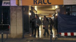 La comitiva judicial sortint després de fer la reconstrucció del crim a Banyoles