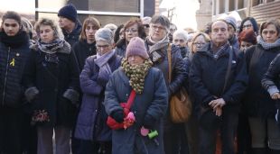 Aguns dels assistents als cinc minuts de silenci per condemnar la mort violenta a Banyoles
