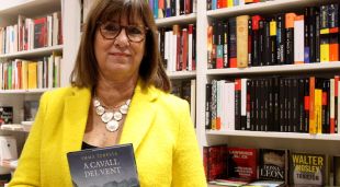 L'escriptora Imma Tubella agafant el seu segon llibre 'A cavall del vent'