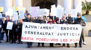 Els manifestants mostrant el seu enuig per una situació que porta 7 anys produint-se