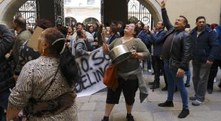 Els veïns de la Font de la Pólvora pressionant ahir l'equip de govern