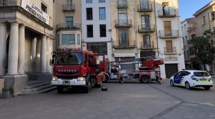 Els Bombers treballant al lloc dels fets