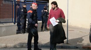 Moment de la sortida de l'alcalde de Verges, Ignasi Sabater, de la comissaria de la Policia Nacional a Girona