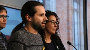 El portaveu parlamentari adjunt d'ERC, Gerard Gómez del Moral, acompanyat d'altres diputats republicans, en roda de premsa al Parlament