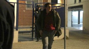 Un dels detinguts sortint de comissaria